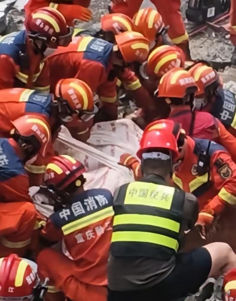重庆彭水沙沱社区00后网格员龚宝冬，2025年5月入职社区，从事网格工作一年多。