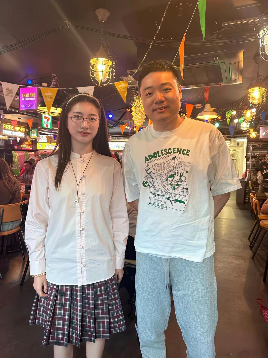 偶遇39岁的丁俊晖现身英国商场私下逛街，真人状态特别生活化，颜值就是普通人水准，