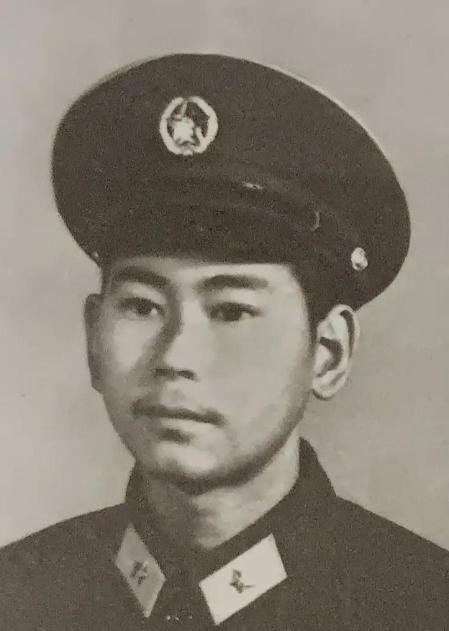 1986年老山前线，战士李谋仁碰到3个越南特工偷袭，被打昏后抓走。被拖了10米他