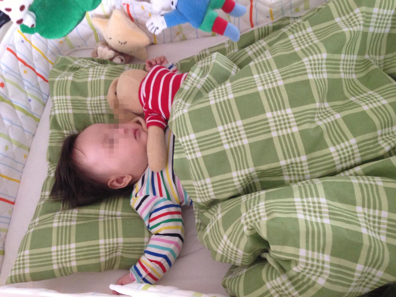 孩子半夜总醒还踢被子, 几大原因看过来, 爸妈看了要反思