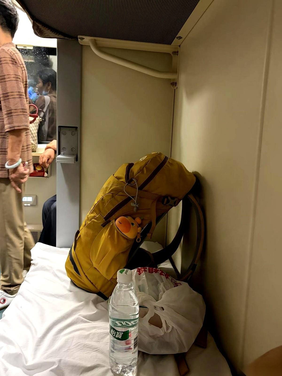 13个小时的车程去海口，我拖着行李箱好不容易挤到卧铺前，眼前的景象直接让我停住了