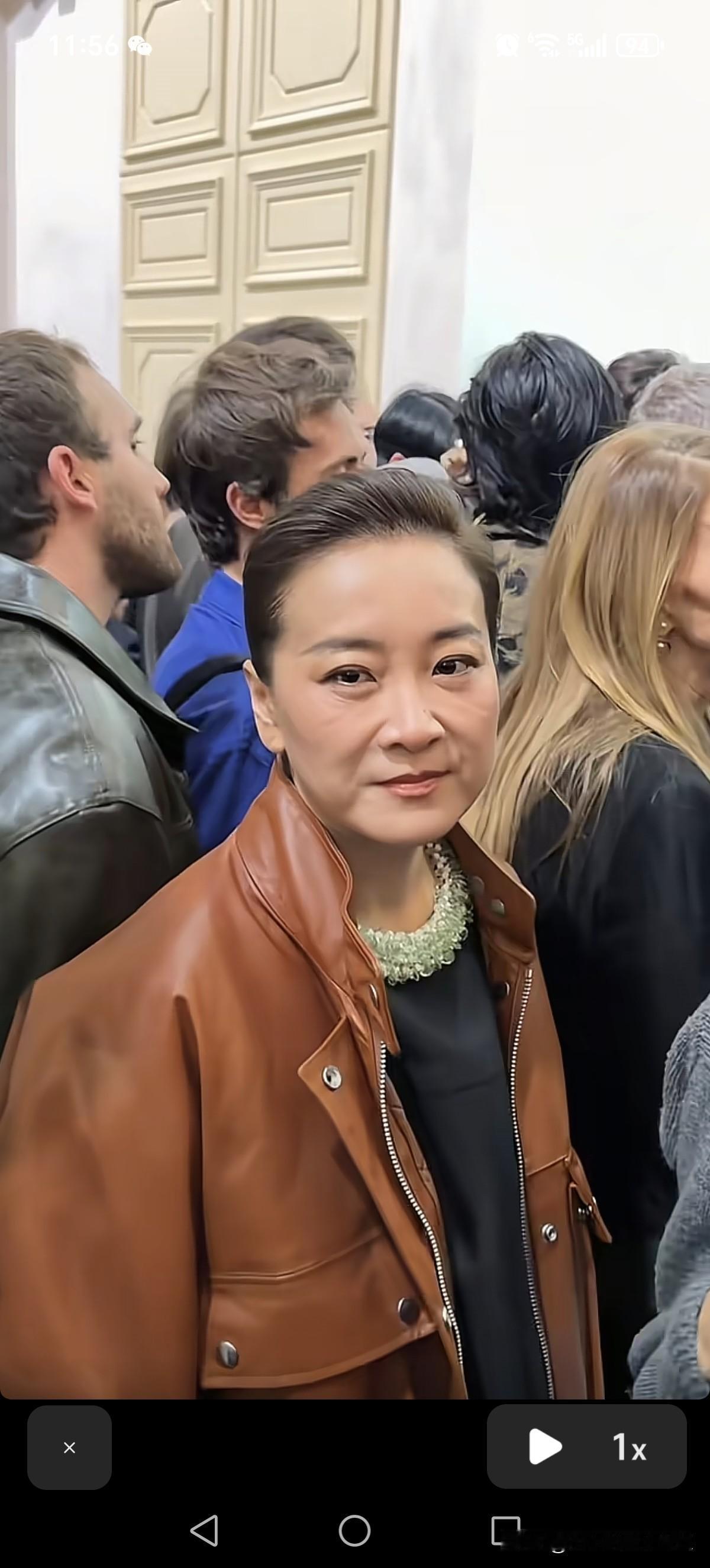 人果然一瘦就显老，贾玲出席了米兰的时装周，完全大变样，根本就认不出她，感觉酒窝也