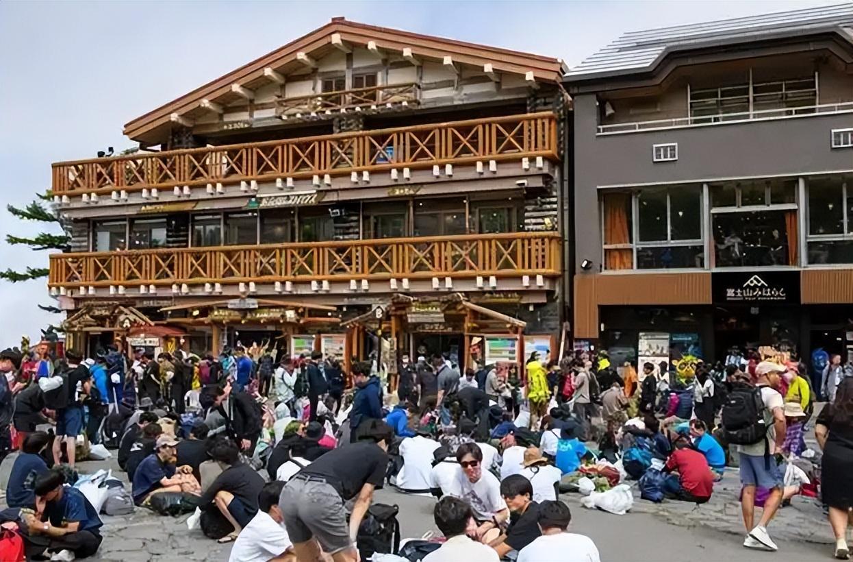 日本机场挤满了人！这里有中国人也有日本人！他们的目的都是逃亡到中国！不仅