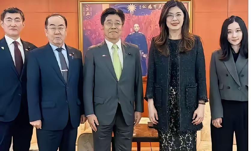 这“货”太不聪明了！郑丽文真是糊涂透顶！1月16日台媒爆料，身为中国国民党主