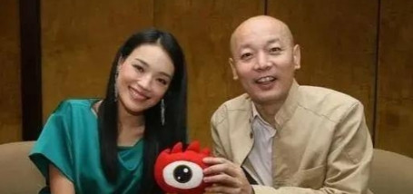有一次，葛优拍戏拿到片酬上交，妻子贺聪二话不说就在北京买了4套房，葛优连连摇头：