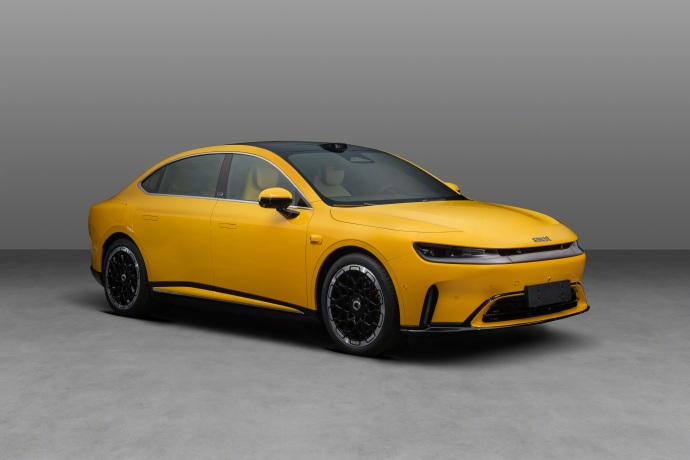 smart这次真的不当“小可爱”了！作为品牌旗下首款中型轿车，它车长直接拉到近5