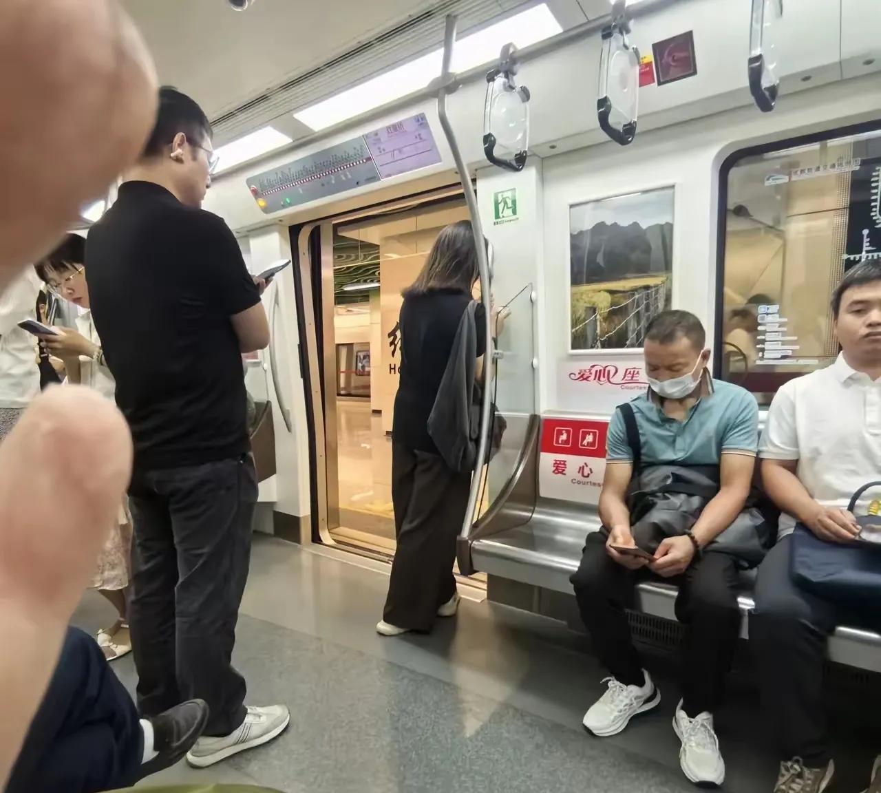 大家看下面的图片，在地铁上，爱心专座宁可空着，旁边站着的年轻人也不去坐。这不是