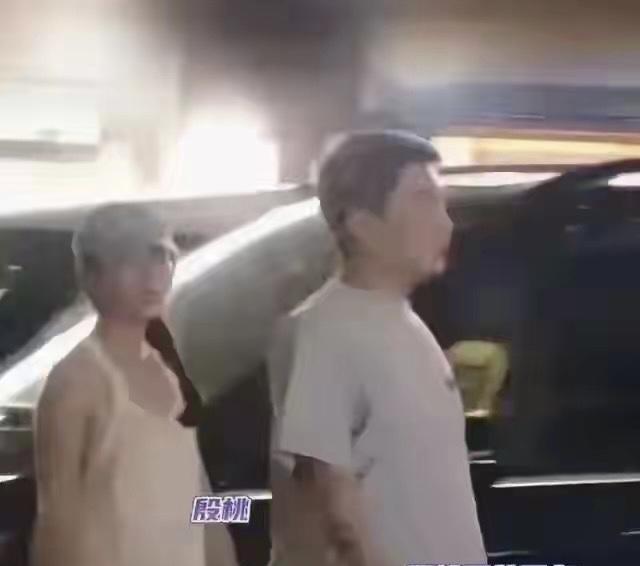 46岁殷桃与男友压马路，小腹微隆孕味十足，男友颜值接地气！