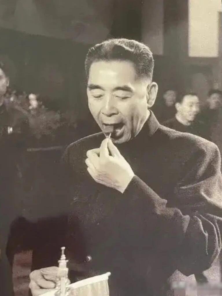 历史知识周总理拿起一块巧克力高兴地品尝起来。​​​