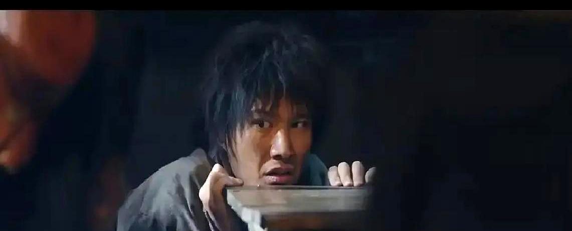 《长河落日》憋了八年才播，一开口就甩王炸：柯文被鬼子吊着打，突然蹦出仨字——“炸