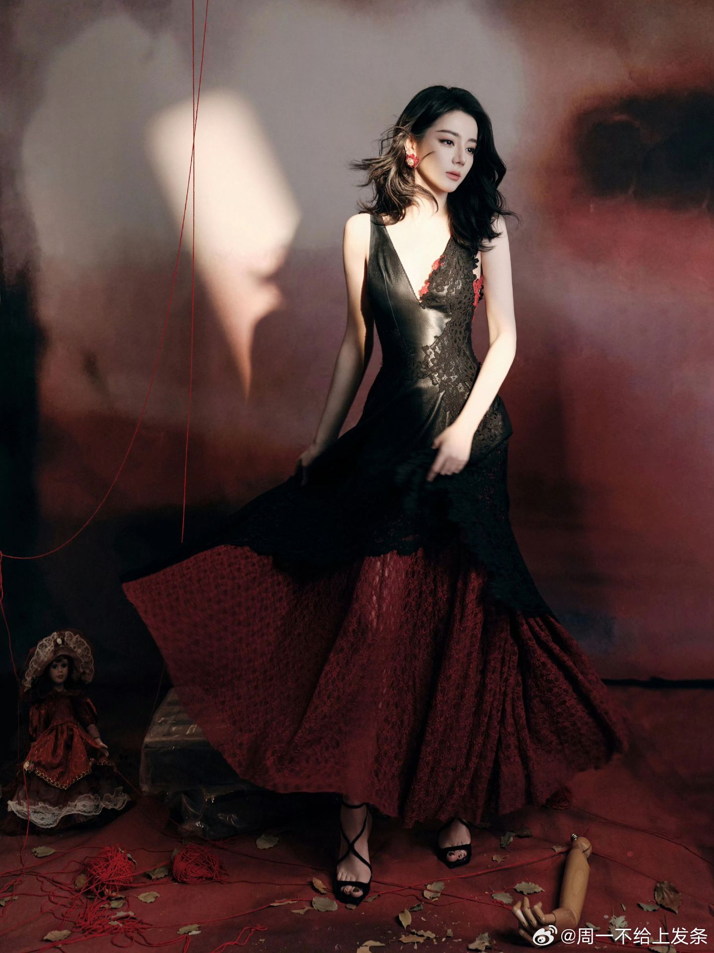 迪丽热巴光影勾勒风骨，眉眼藏尽温柔，一颦一笑皆是浑然天成的惊艳~