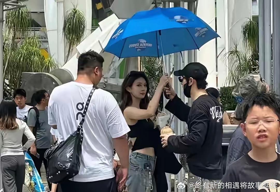 黄晓明身边的女伴换了一茬又一茬，新的绯闻女友胡冉儿刚满26岁。