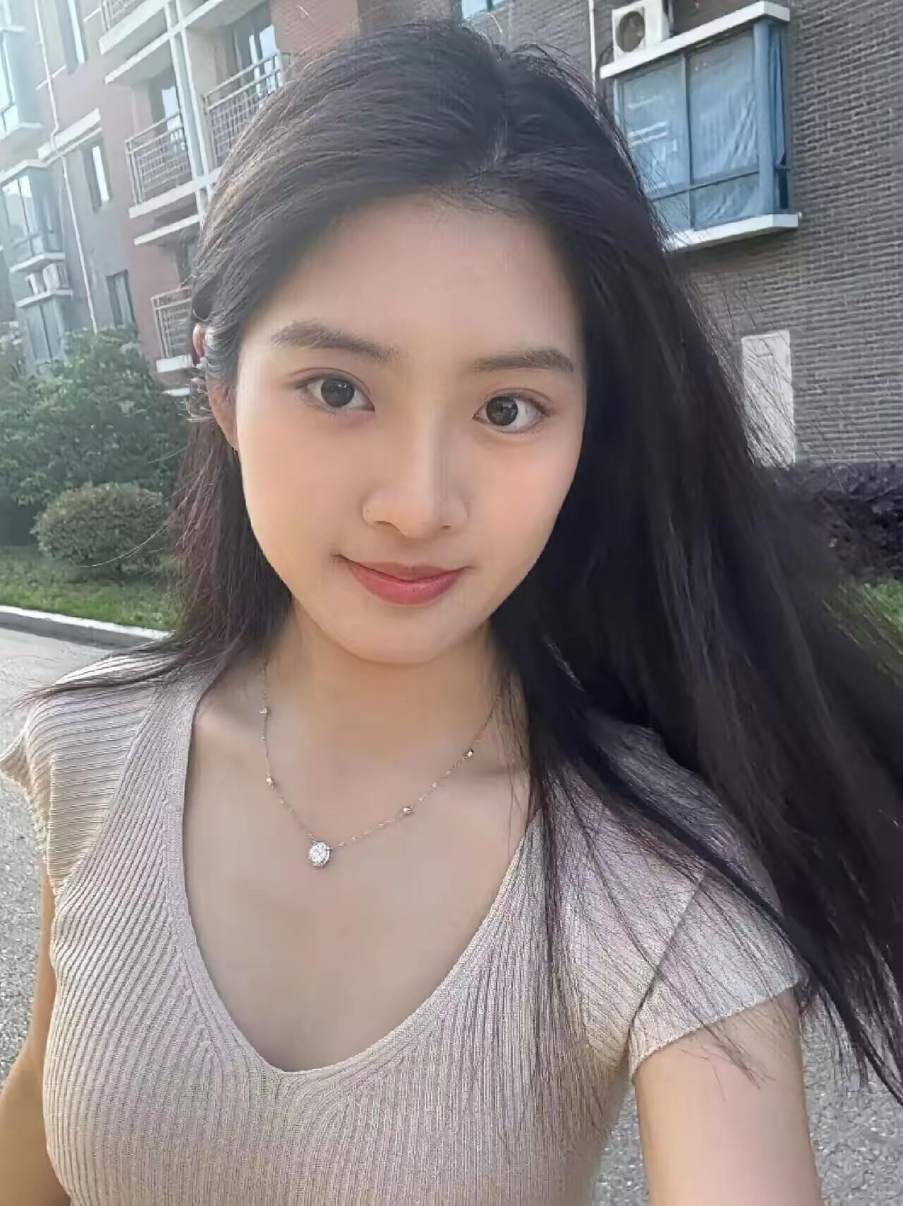 🌿傍晚的风是甜的，连头发丝都在发光✨今天的快乐是散步和温柔的晚风给的～