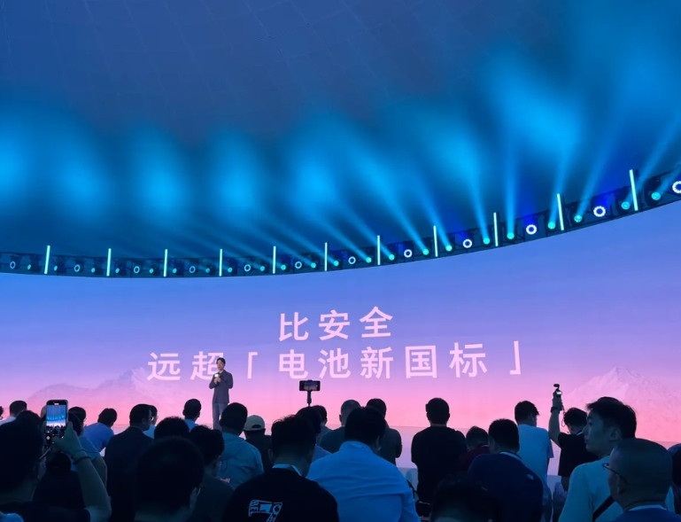 一旦发生自燃，我们赔一台新车给你！上汽通用副总在别克新E5发布会现场对着500家