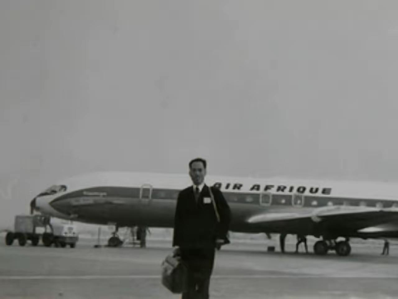 1985年，飞往纽约的航班上，我国外交官何存峰上厕所回来，发现随身携带外交邮袋不