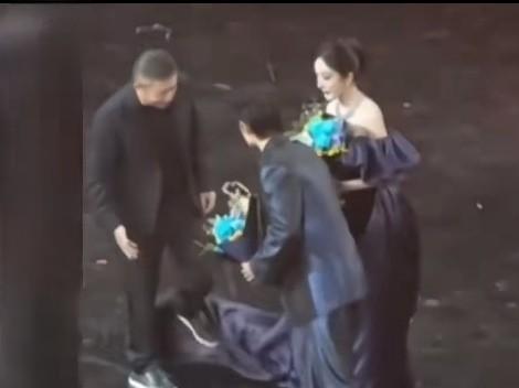 我的天！裙子被踢三次，握手被无视，这女星到底得罪了多少人？！简直离谱！她