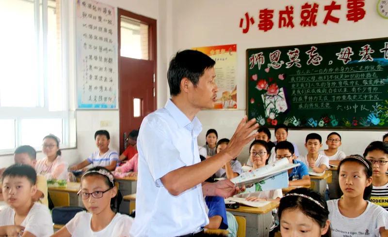 高级教师专技七级退休金知多少专技七级高级教师教龄都在37年左右，由于