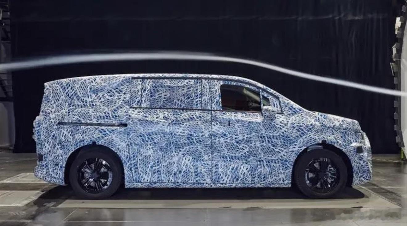 奔驰VLE看着照片，前悬比较短应该是比较灵活的MPV这车我一下子就感兴趣了