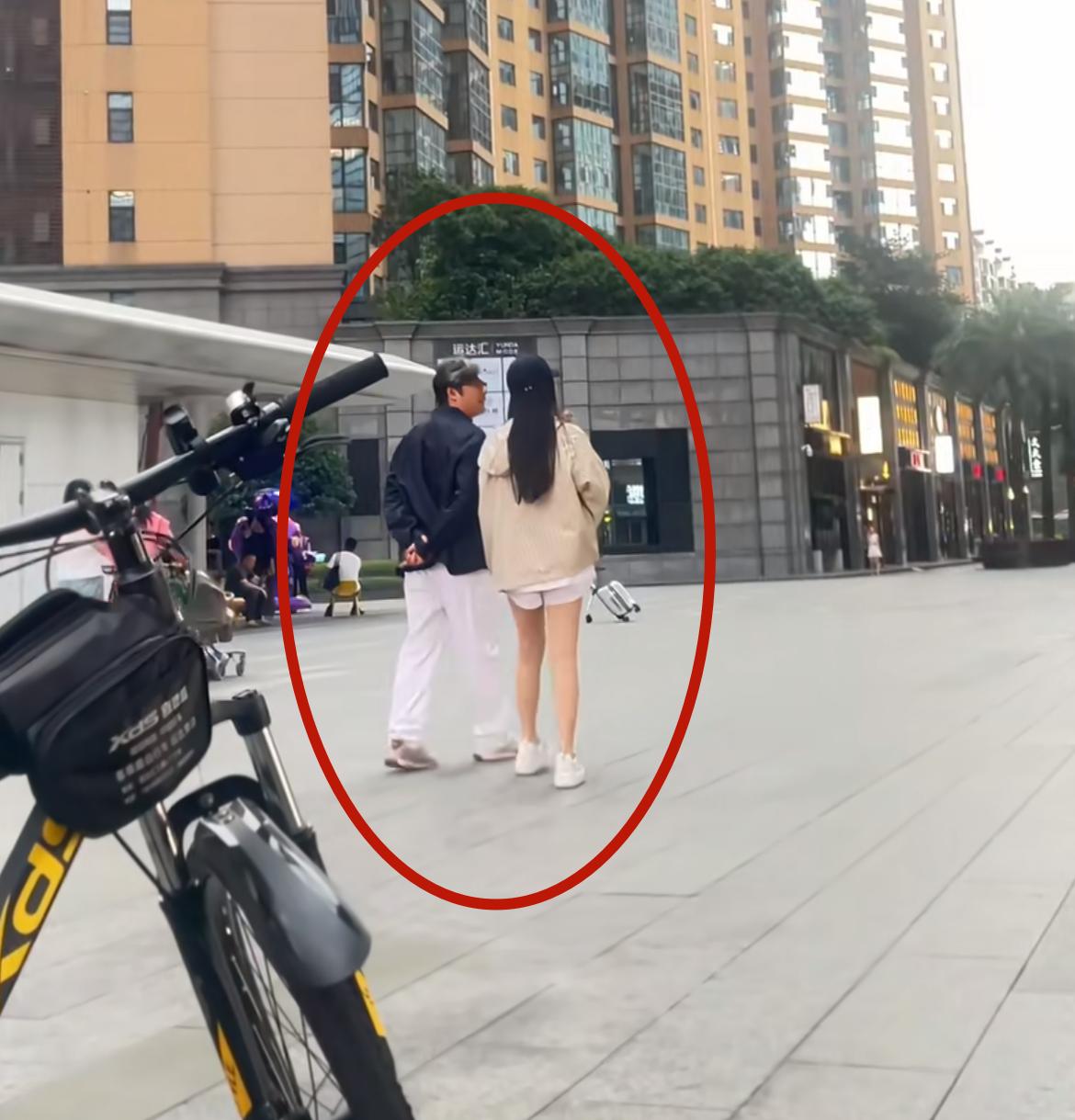 李湘王岳伦王诗龄一家三口过父亲节，而且还疑似住在赠送的豪宅中。真别说，经历风波