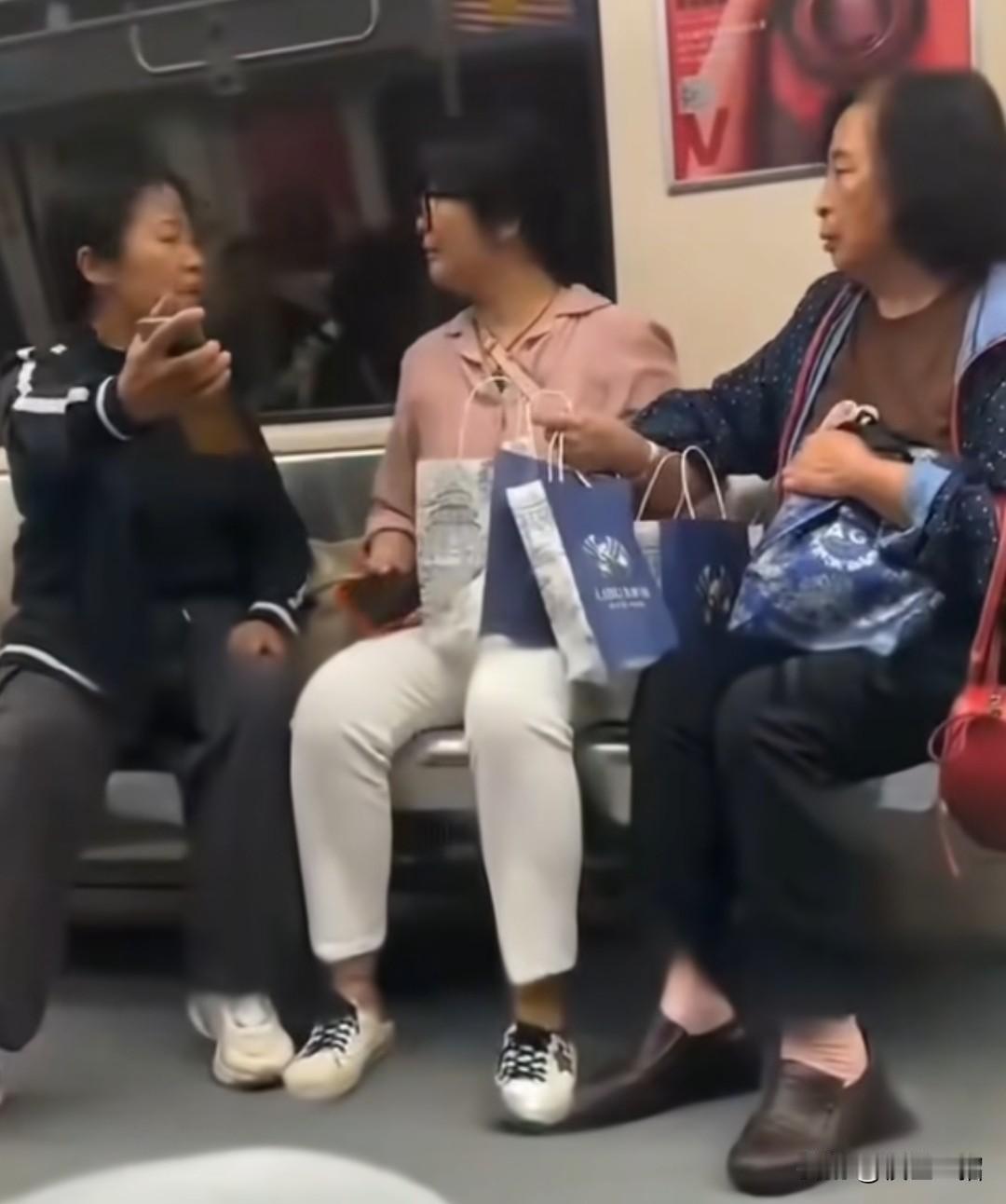 这那真的让我见识到了，被污蔑偷拍的对象，是不管男女老少的，女子在地铁上疑似被大妈