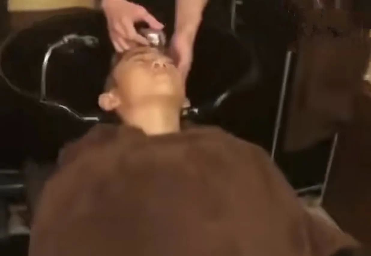 张柏芝吐槽大儿子Lucas在理发店躺着洗头时，都要双手插兜。不得不说，基因这东