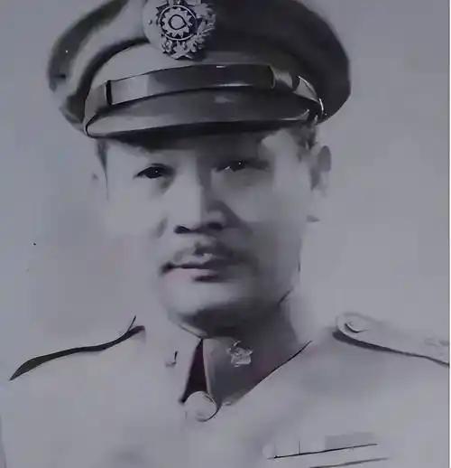1921年他手下三个营长，叶挺薛岳张发奎，他自己却穷到看不起病，死后才被追赠中将