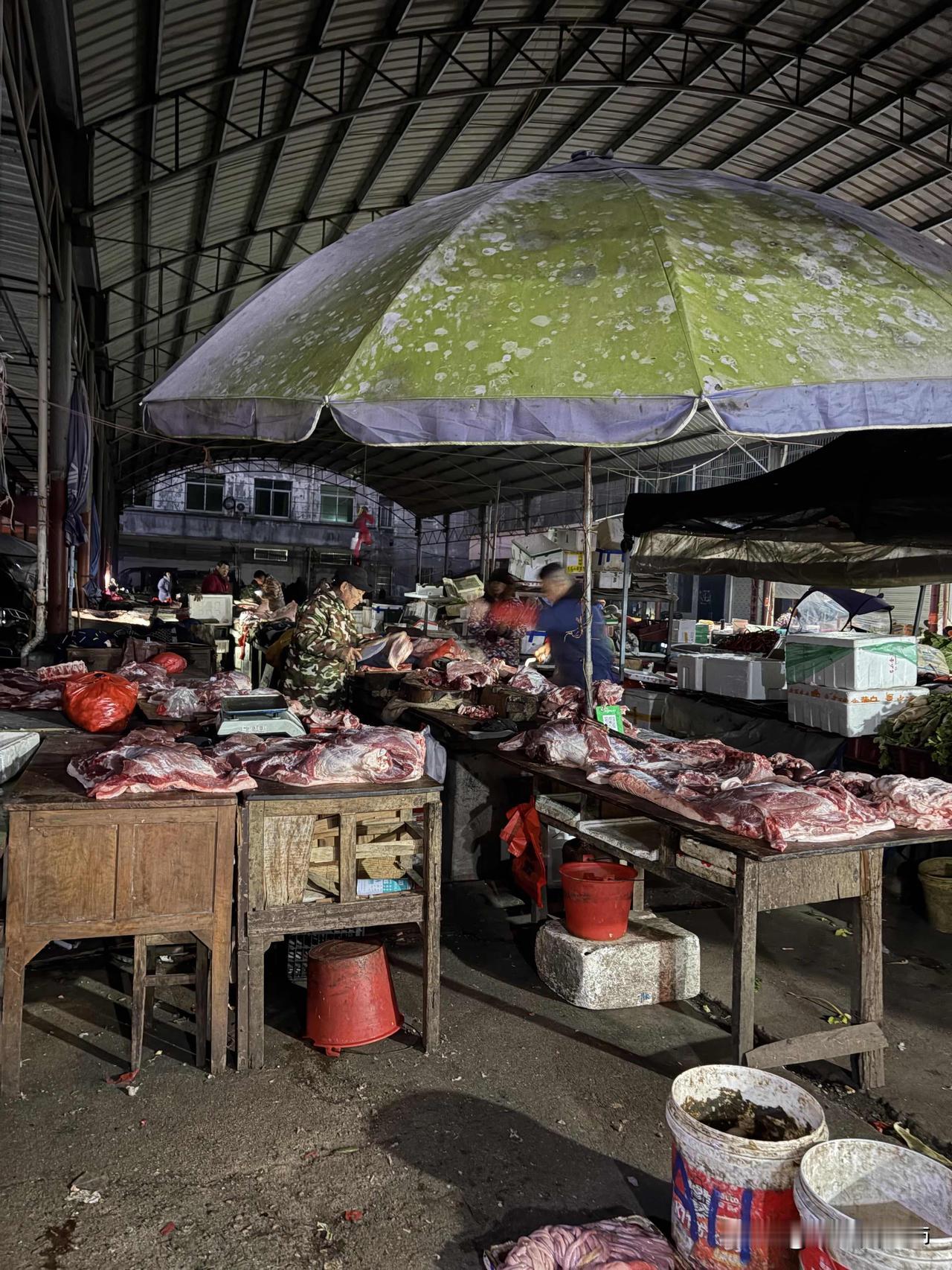 麻绳专挑细处断今天去镇上卖鸭子，早上的时候占位置，旁边是一位老太太，那个老太太