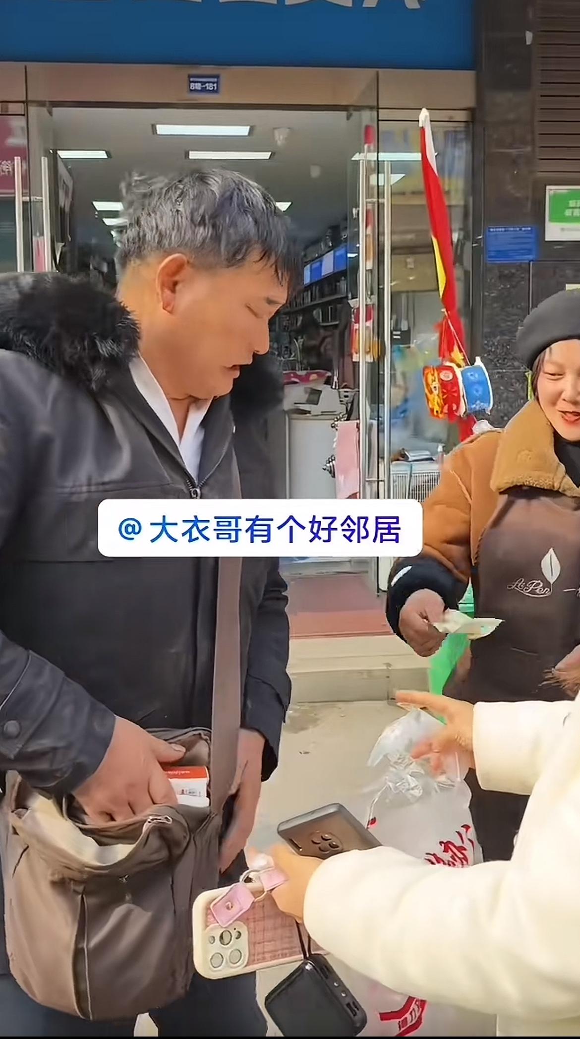 大衣哥实在人，买了老板娘东西，剩2块钱不要了，老板娘硬追着给了她，老板娘说，下次