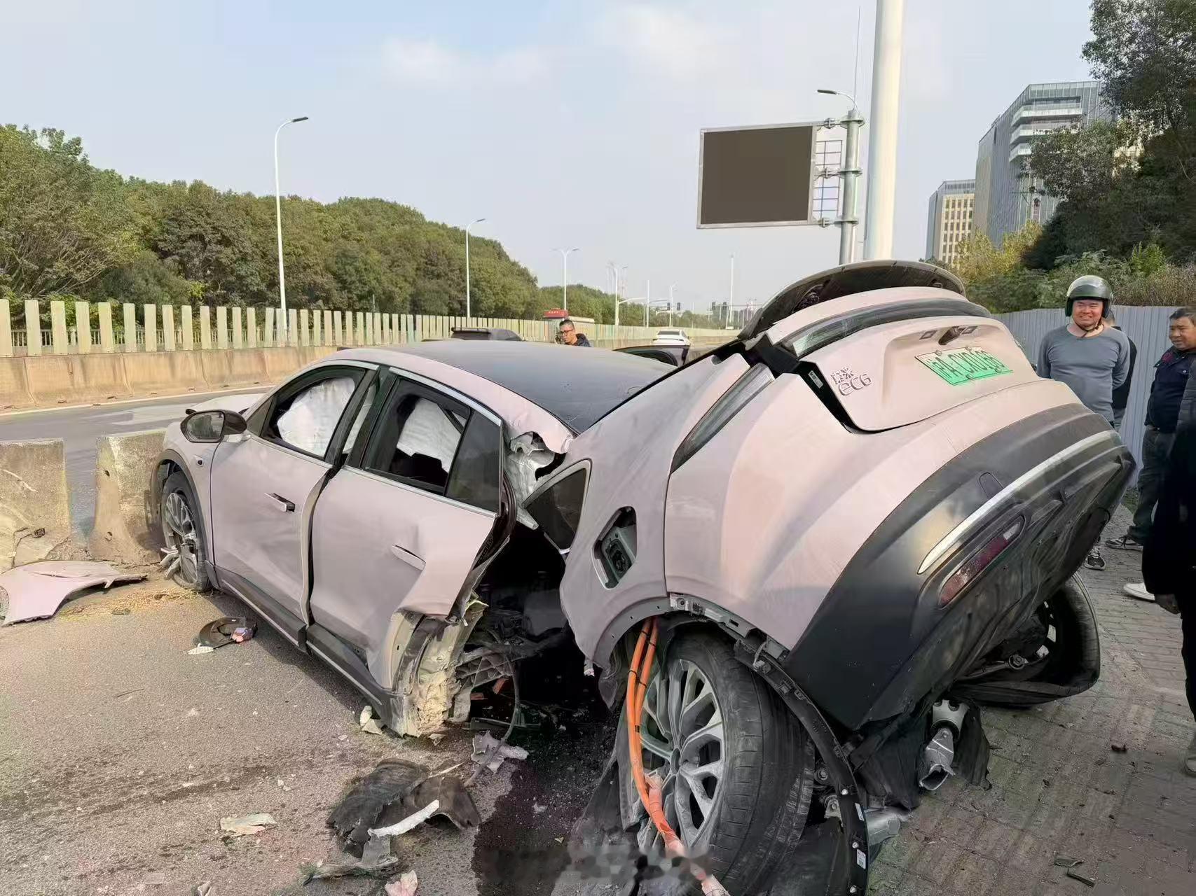 什么样的撞击，能把车撞成这样？大v聊车汽场全开蔚来