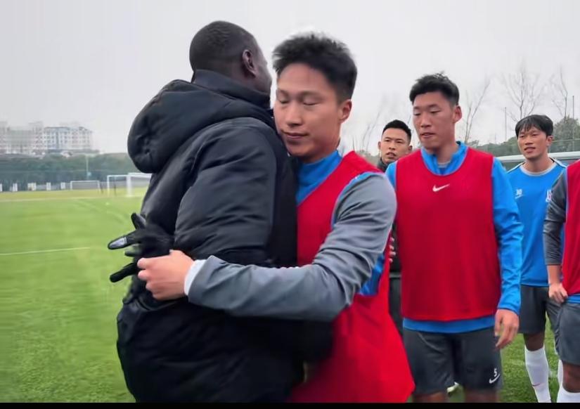 这就是申花底蕴，申花情怀！海港值得借鉴！对即将离开的队员全队送出祝福！并且拥抱致