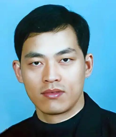 2003年10月，悍匪谢先荣被当场击毙，重重倒地、丧失生命体征。法医检查后发现，