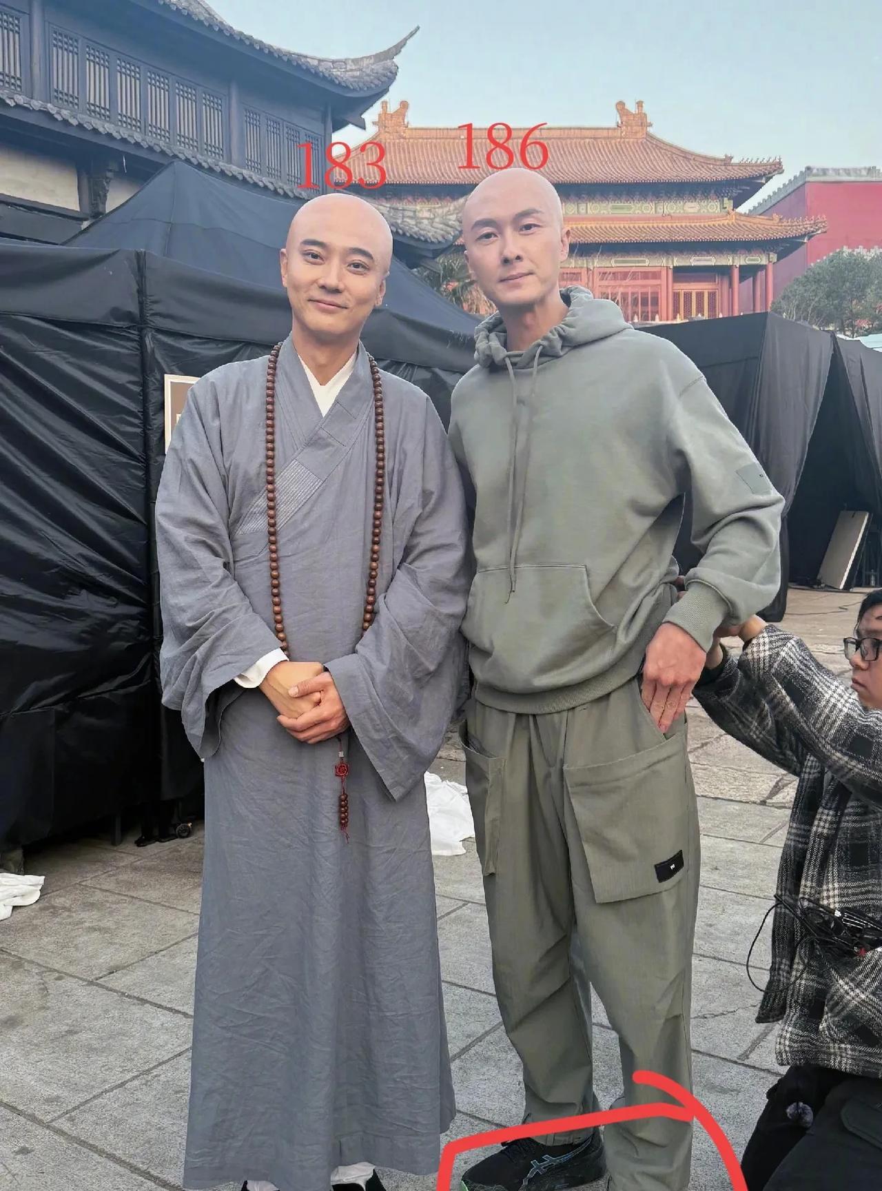现TVB第三高度的王浩信和183的张丹峰对比，鞋子厚度增加了差距。王浩信算是目