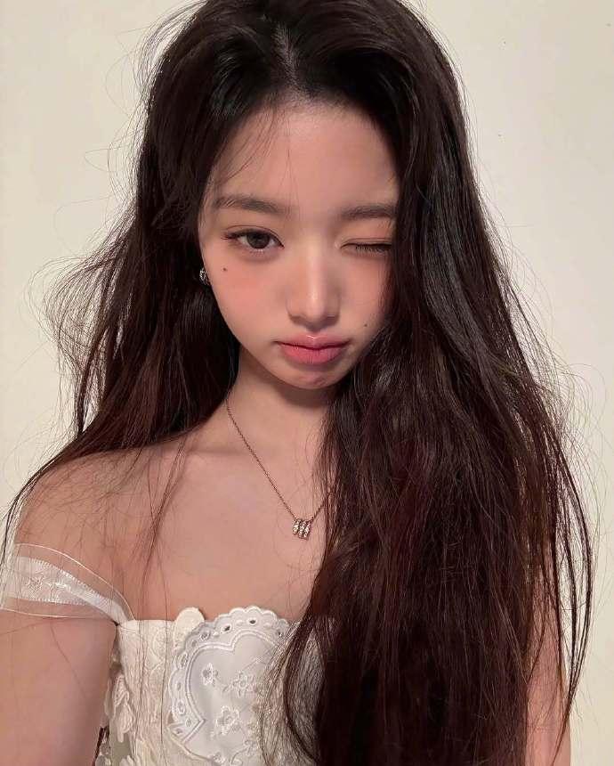 张元英更新自己的新图可以看出来，她越发出挑了，慢慢褪去稚气，举手投足之间优雅十足