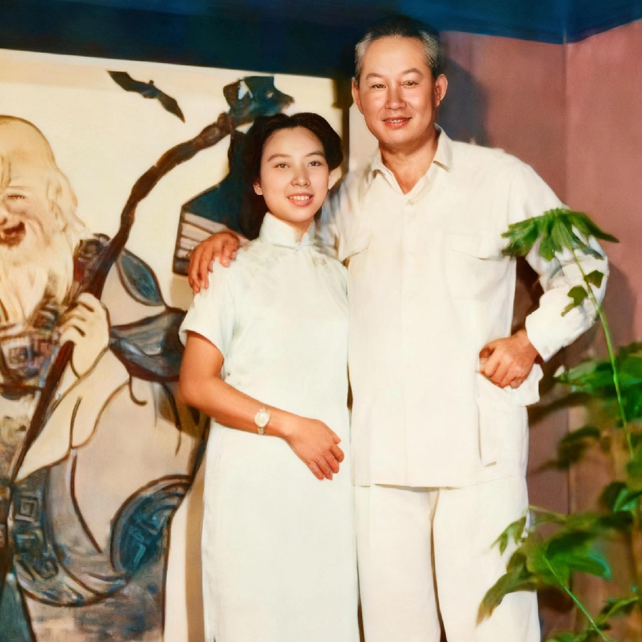 50年代初，张晶英与丈夫孙立人，留下一张温馨合影，彼时二人成婚已近二十载，依旧恩