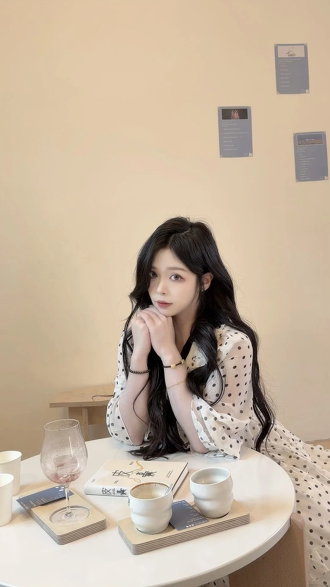 来当韩女了^›⩊‹^ ੭收藏咖啡店拍照姿势