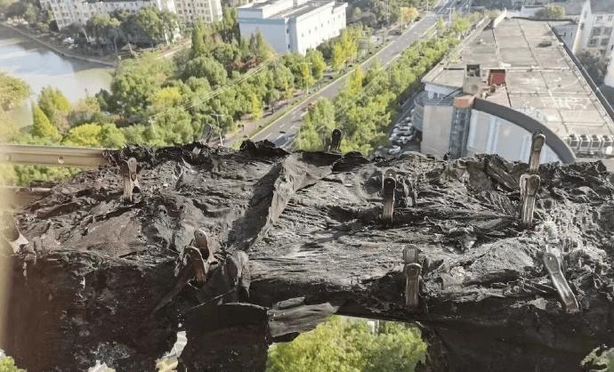 高空抛烟头五户人家接连起火11月19日讯，近日，浙江嘉兴，家住14楼