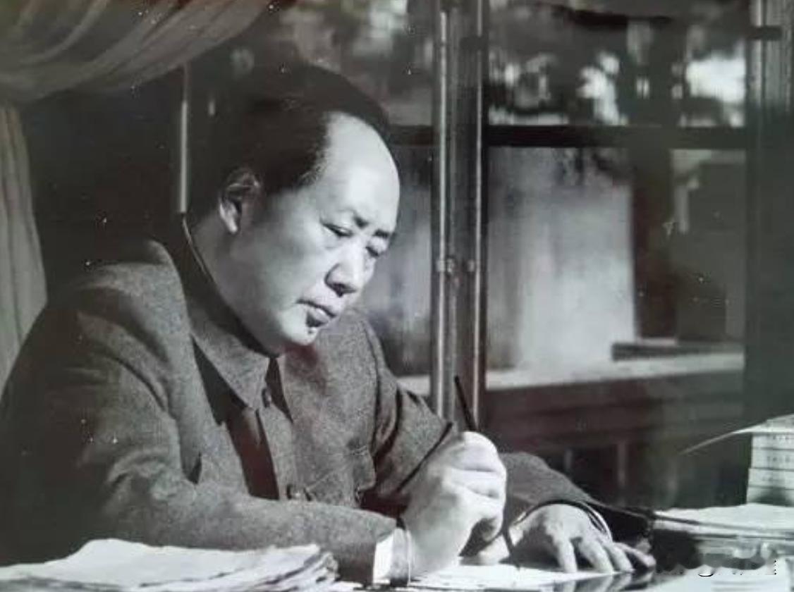 一天，毛主席参加完会议临时决定下馆子，结账时发现谁也没带钱，毛主席会怎么做？