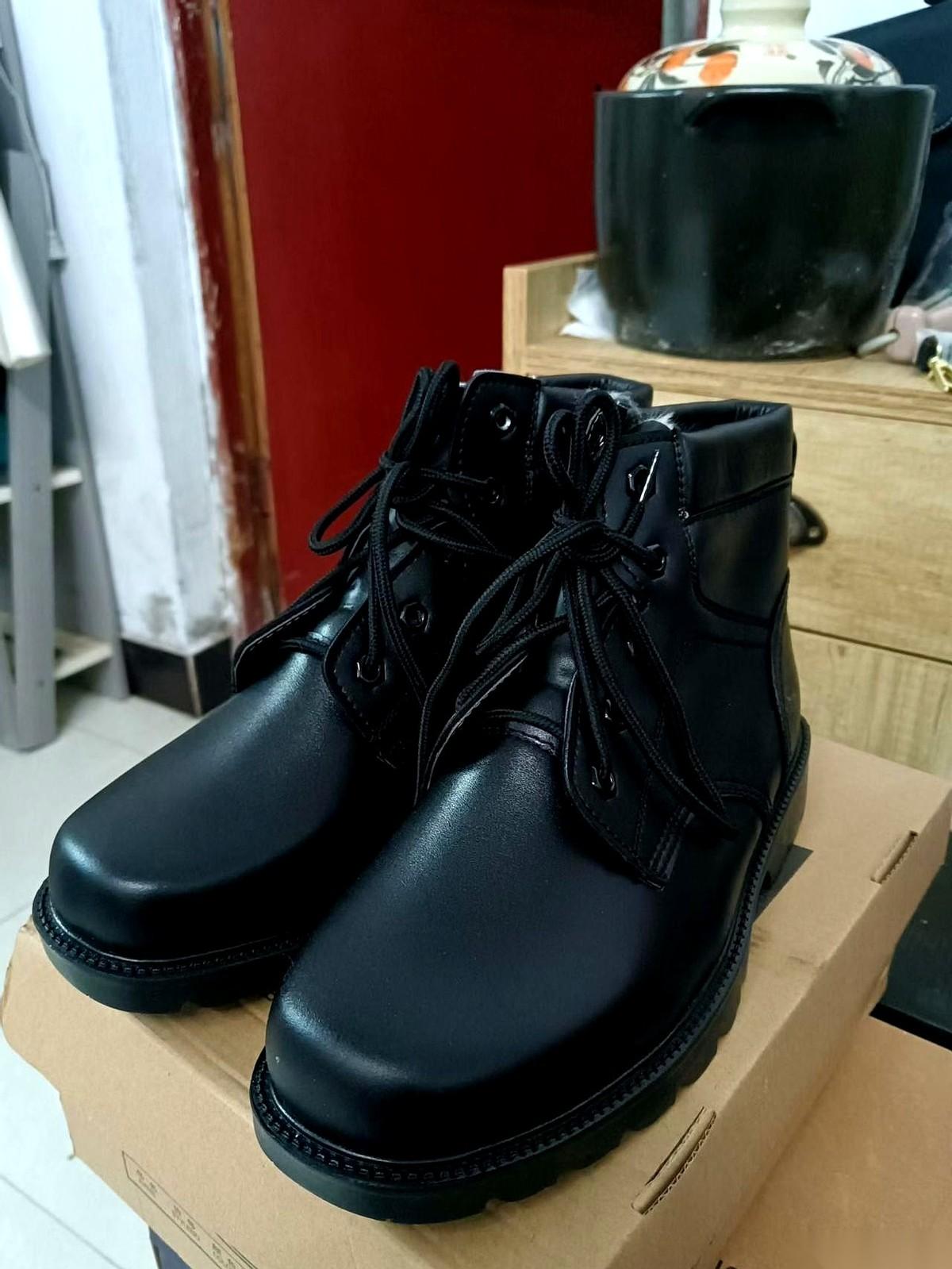 下午刚到的一批货，往群里一发，好家伙。一下午就出了8双。入账400。你说神