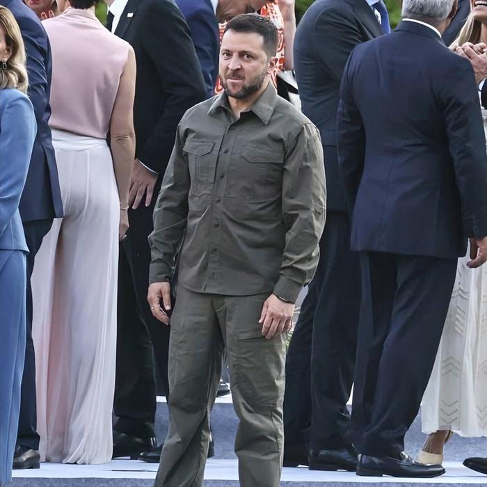 难道泽连斯基真要成无期限总统了吗？战争一旦开了头，想停下就没那么容易了。乌克