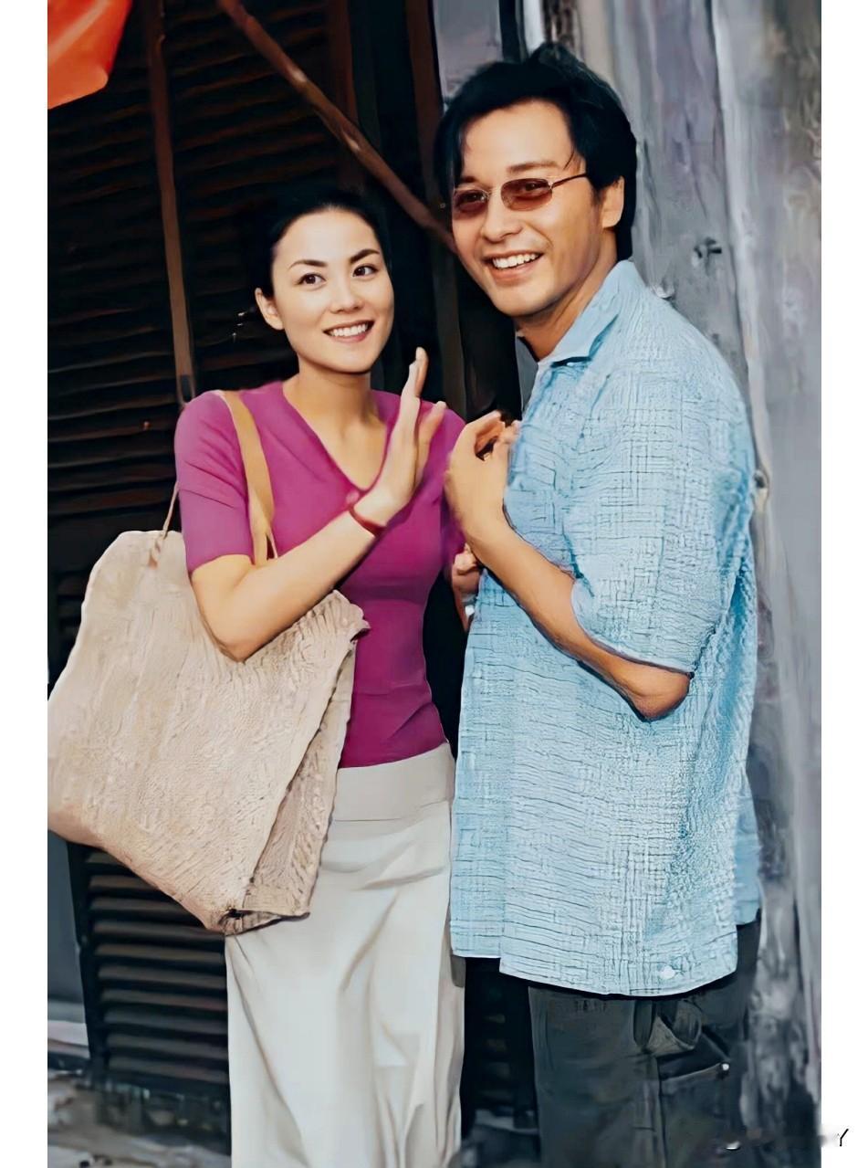 2000年，王菲与张国荣在日本，留下的美好瞬间。彼时王菲31岁，状态极佳，比少女