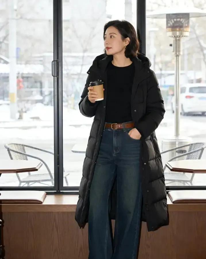 300块羽绒服穿一周就塌上周给老妈买了件299的爆款，结果她跳广场舞回来整