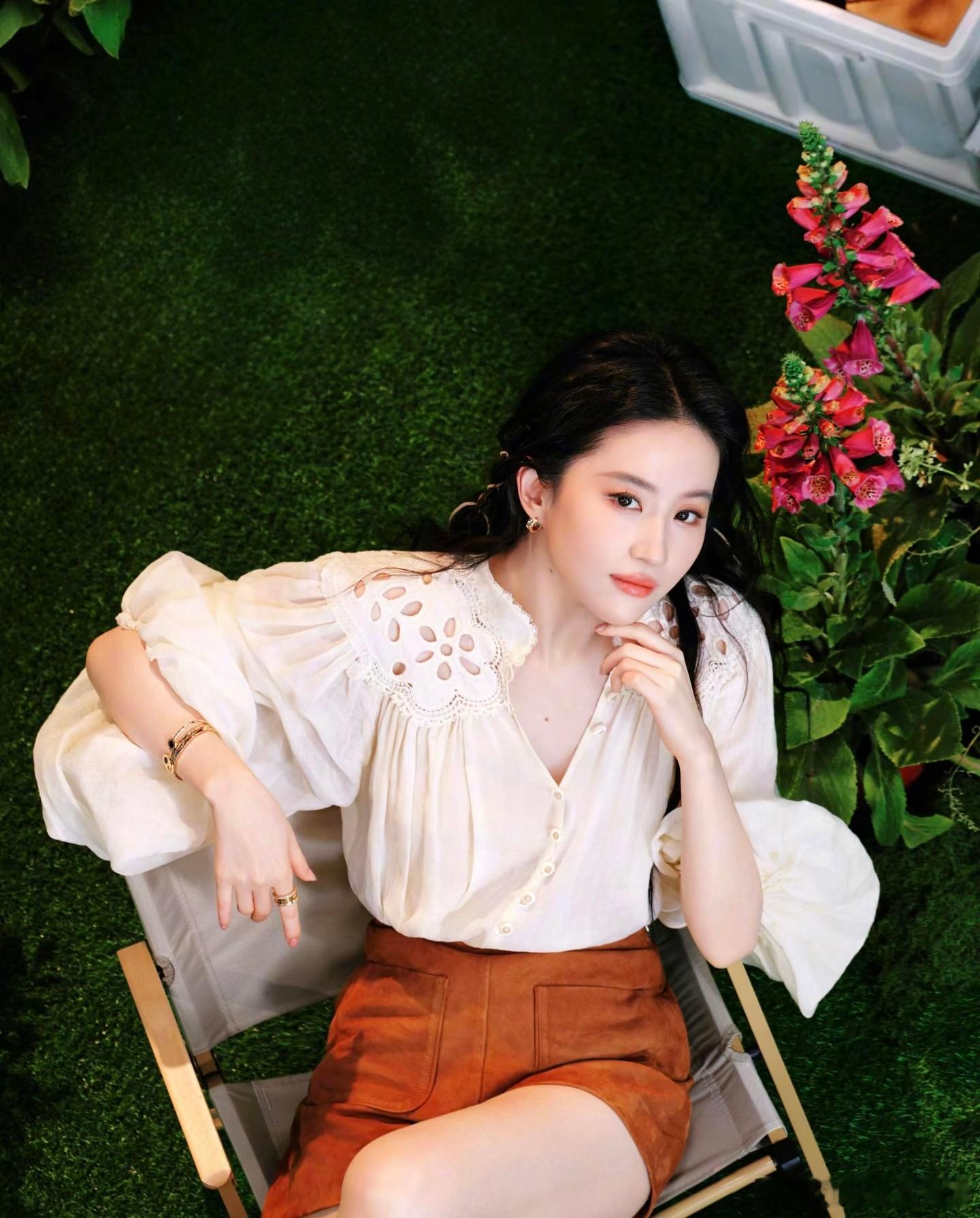 刘亦菲法式浪漫撞上西部复古，这混搭风也太绝了吧！在绿意盎然的森系场景中，刘亦菲的