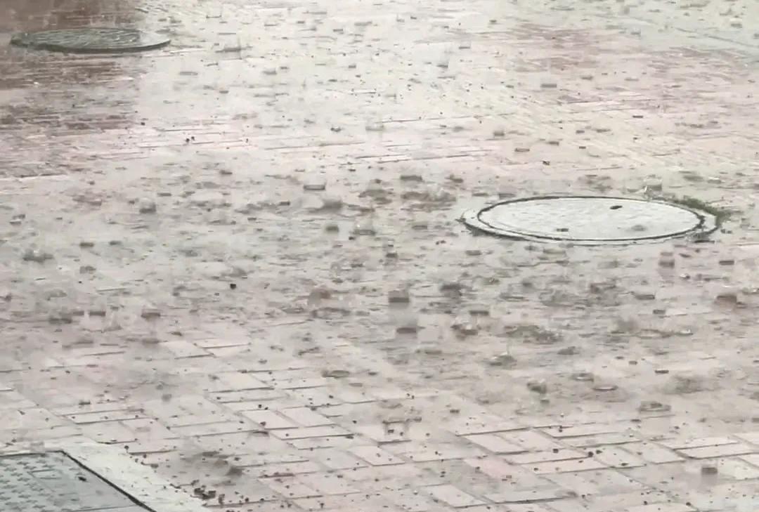 今天下午5:28，我们河南鹤壁淇县迎来了一场暴风雨。看来这雨是从东边来的。