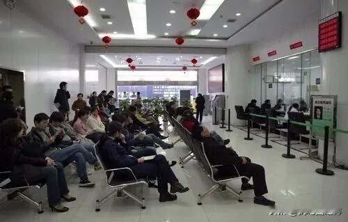 陪妈转存43万，银行狂推理财保险，我坚决拒绝今天陪我妈去银行，给她那笔到期的4