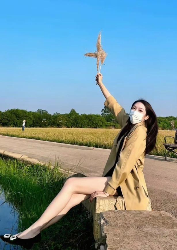 在小河的低语里，你是一幅流动的诗意。大长腿，勾勒时光的轨迹，白皙皮肤，藏着春日的秘密。