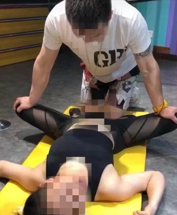 广东广州，男子出于猎奇心态花100元请了19岁女老师教课，期间女老师平躺于防滑垫