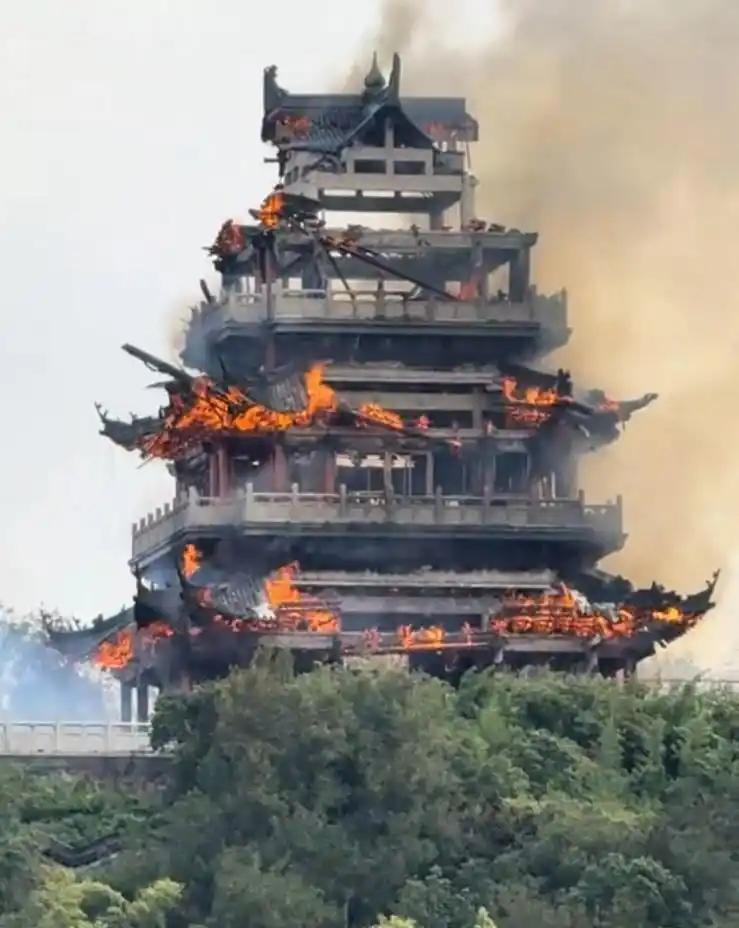 1500年的古建筑，一把大火烧出真面目！刚开始真的感到可惜，可惜大火过后才知道有