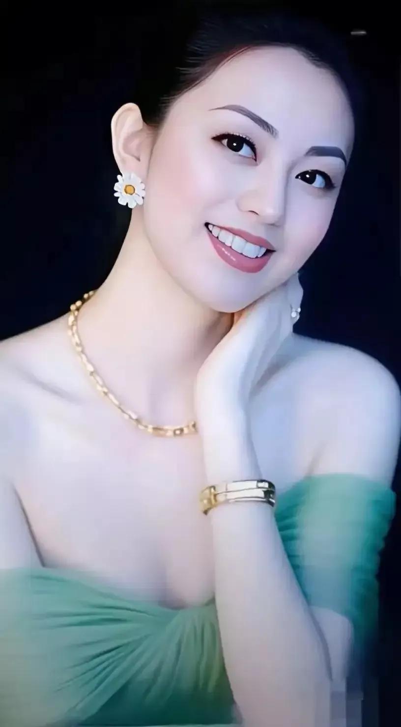 温柔优雅，浅绿色礼服与金饰的完美搭配，尽显高贵气质。浅绿色长裙穿搭酒红色雪纺礼