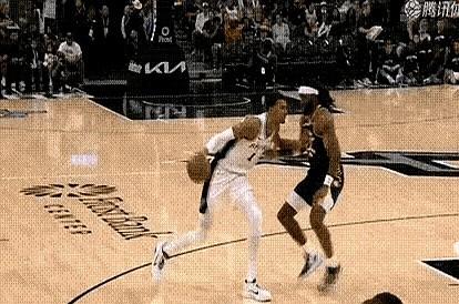 最近，独行侠队球员克里斯蒂单防文班亚马的这个镜头火了！身高196厘米的得分后