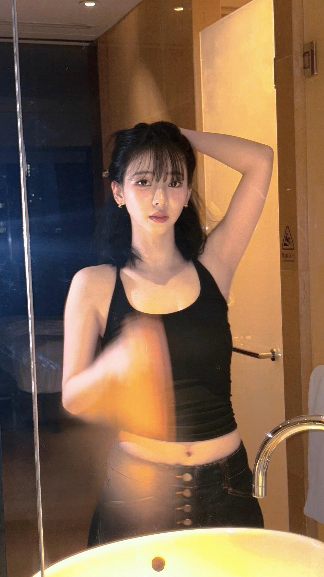 Karina给这组ins配的歌是中文歌沉溺….💤​​​